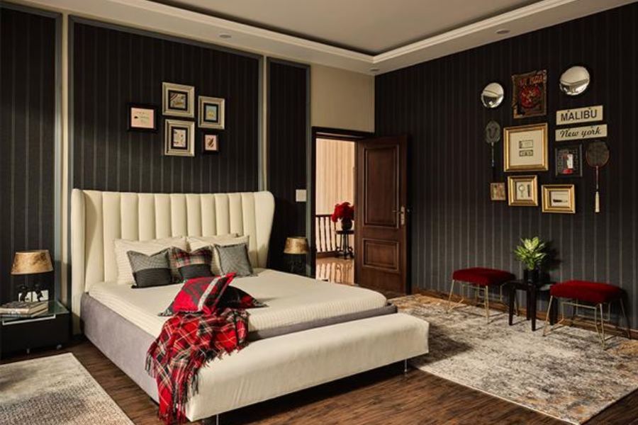 দেওয়ালে শাহরুখের প্রিয় সিনেমার পোস্টার। লস অ্যাঞ্জেলেসে প্রথম বার গিয়ে কিনেছিলেন দু’জনে। 