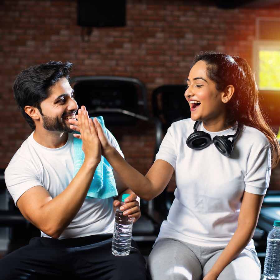 বন্ধুকে কয়েকটি প্রশ্ন করলে ধীরে ধীরে বরফ গলতে পারে।