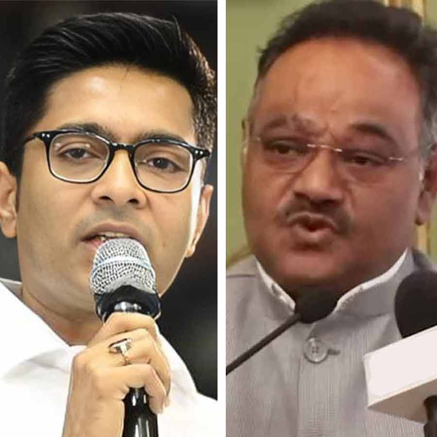 –  Abhishek & Shamik pay tribute to Bengali icons in foreign land