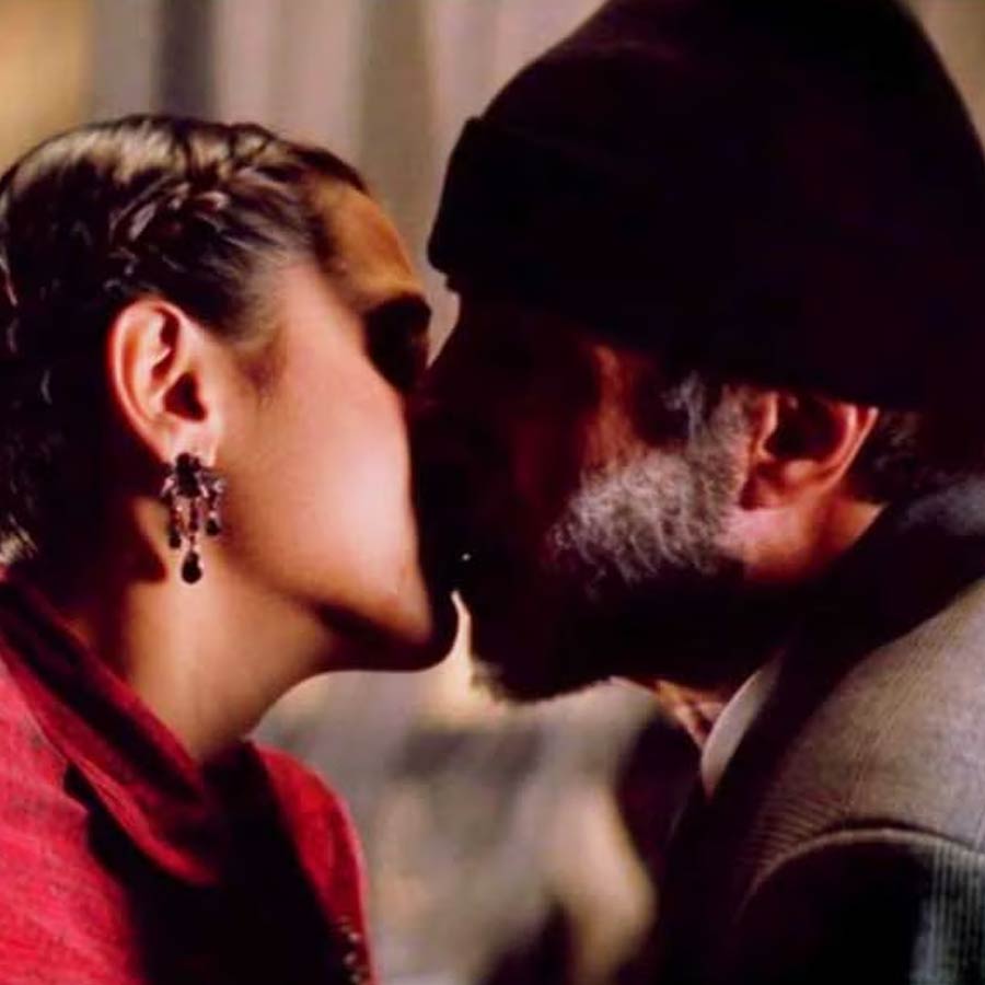 Black movie kissing scene Amitabh Bachchan and Rani Mukerji
