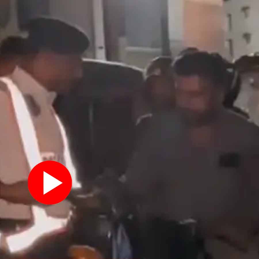 Traffic police scolded a drunken man
