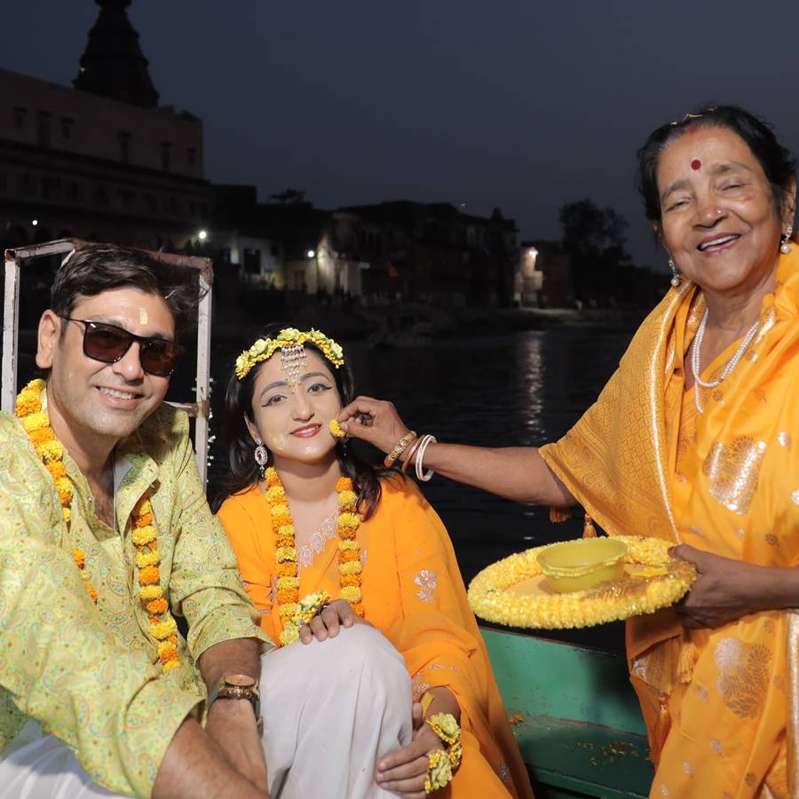 মেয়ে-জামাইয়ের গায়েহলুদ দিচ্ছেন মেয়ের মা।