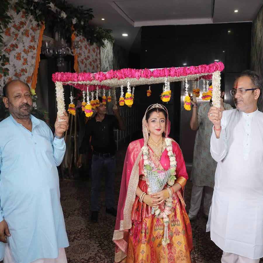 বৃন্দাবনে বিয়ের সাজে বিনীতা।