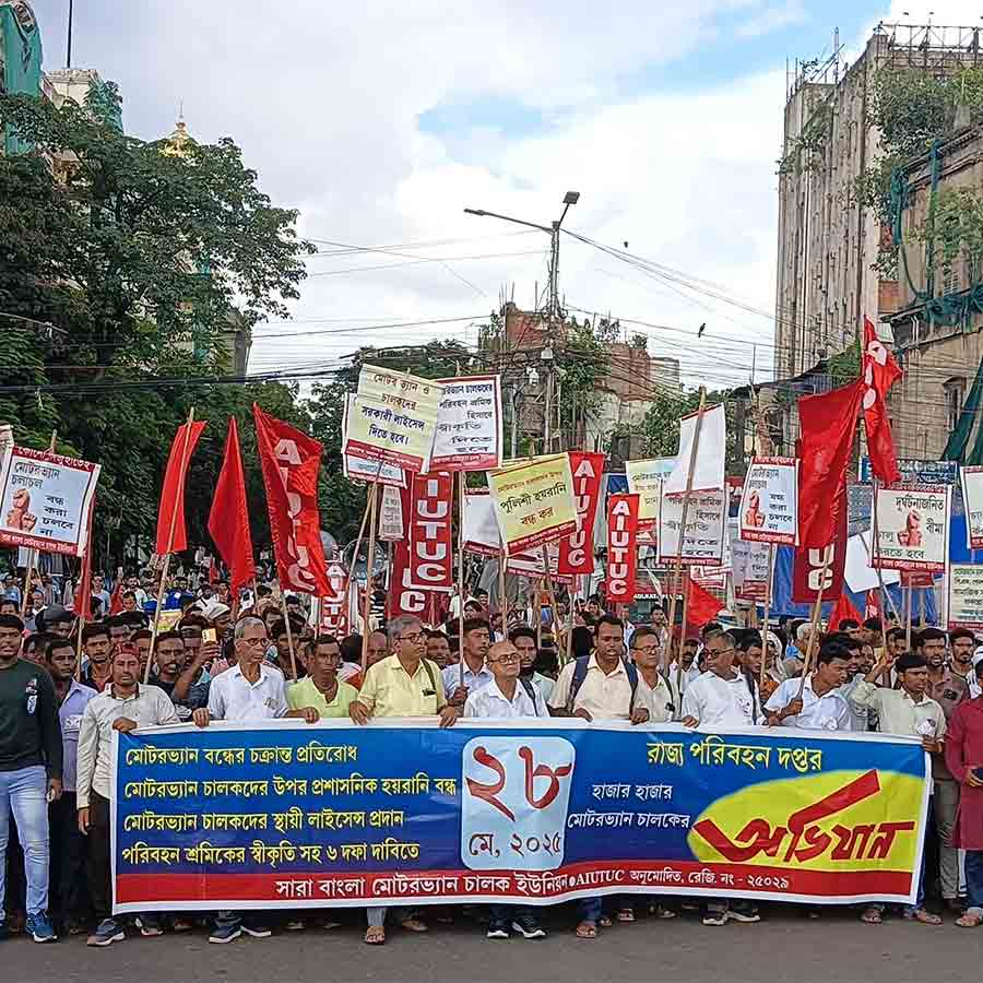 Motor van drivers protest at Transport Dept., demanding an end to harassment