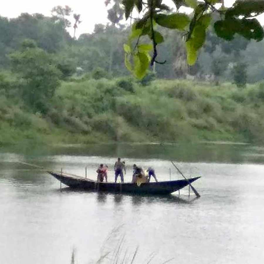 Sand theft from Damodar River continues at Udaynarayanpur