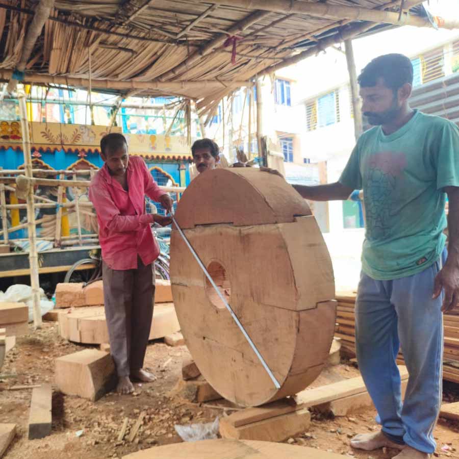 Controversy after wheel of Mahisadal rath is being built from 200 years old dead neem tree