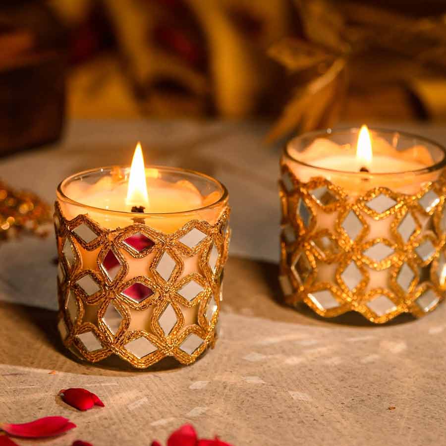 কাচের পাত্রে থাকে ভোটিভ ক্যান্ডেল।