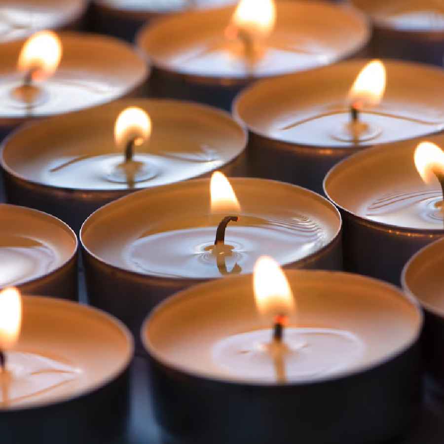 এই মোমবাতিকে বলা হয়ে টি-লাইট ক্যান্ডেল।