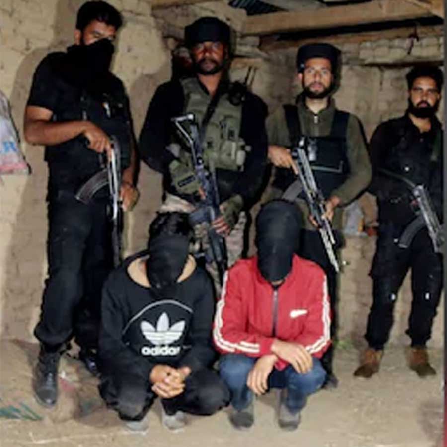 Indian army arrests two Lashkar terrorists from Shopian in Jammu and Kashmir dgtl