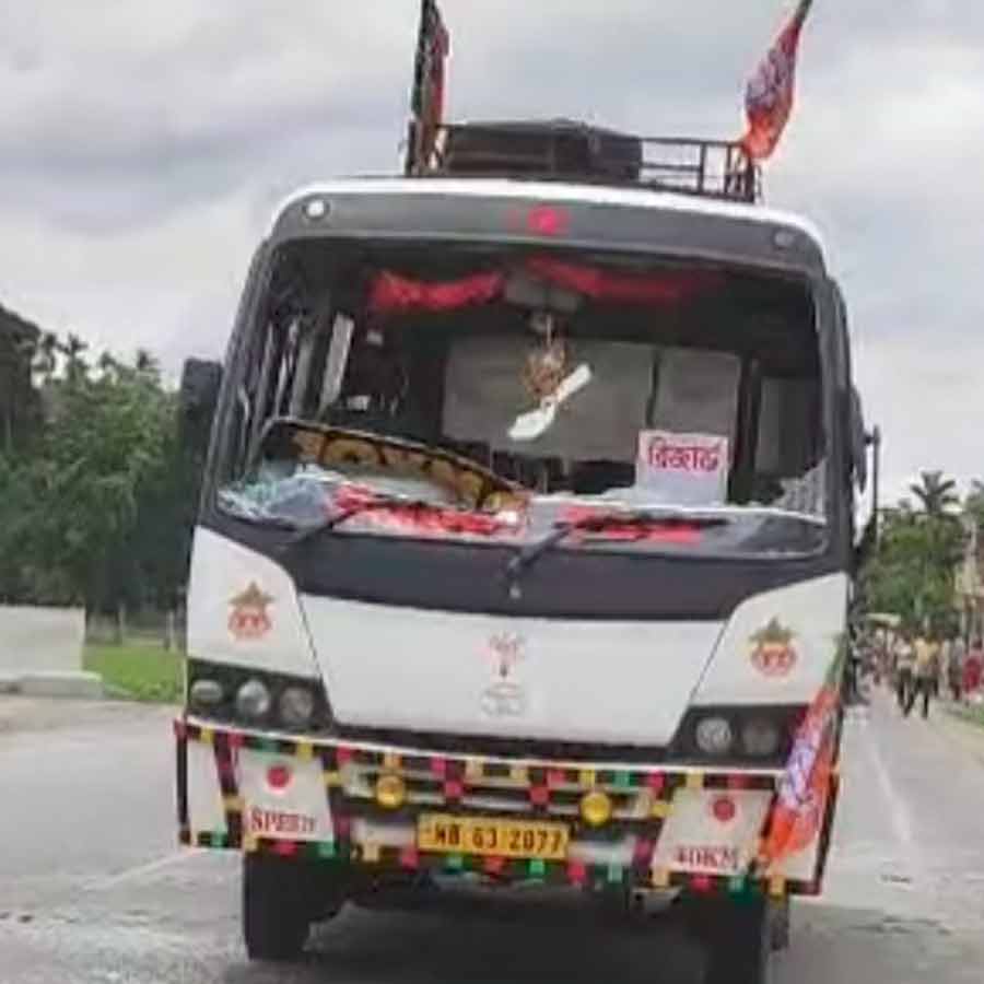 Bus carrying BJP supporters towards Narendra Modi’s Alipurduar rally allegedly vandalized by TMC in Cooch Behar dgtld