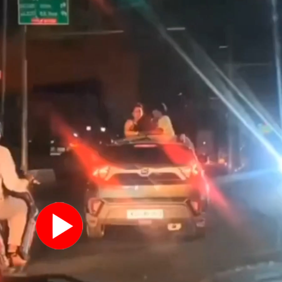 Video of couple romancing through the sunroof of a moving car in Bengaluru