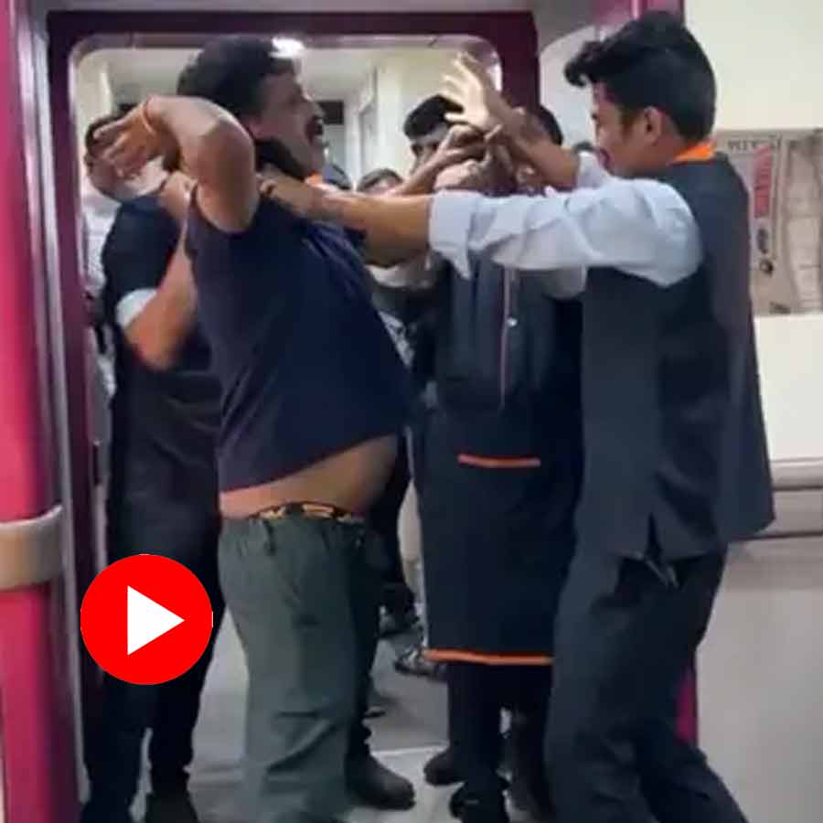 Video shows brawl between catering and cleaning staff of train