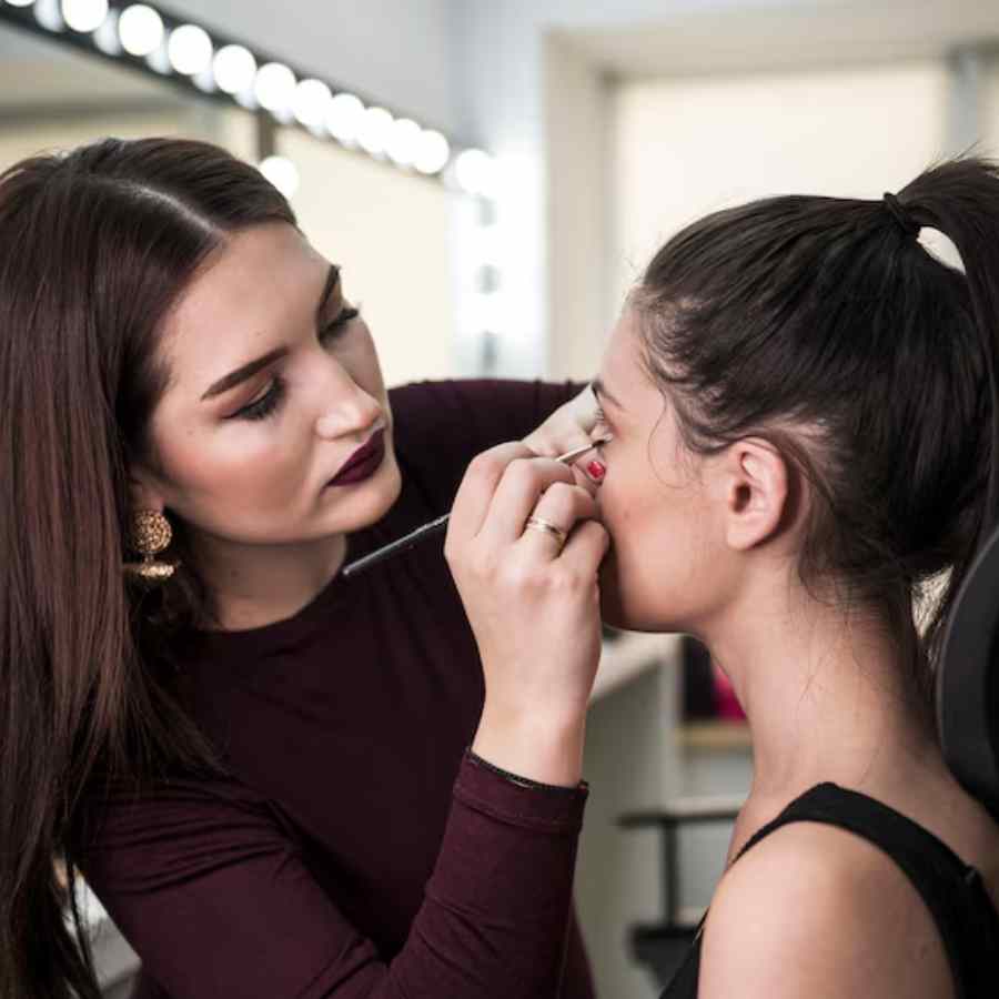 These are the makeup hacks which makes your eyes look bigger dgtl