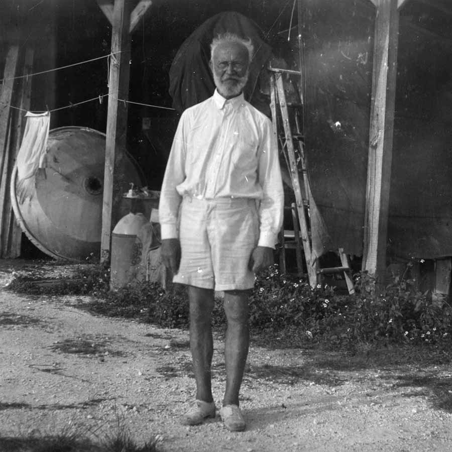 All need to know about Carl Tanzler and his bizarre case 