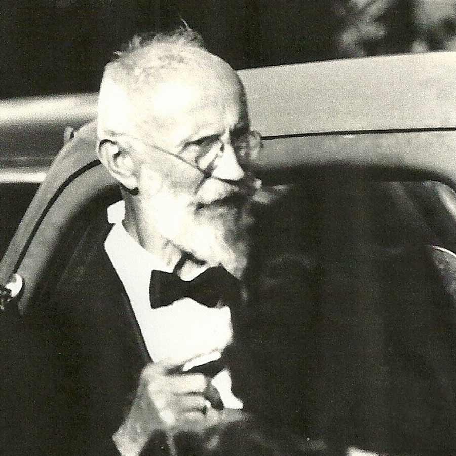 All need to know about Carl Tanzler and his bizarre case 