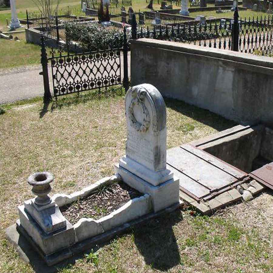 All need to know about Carl Tanzler and his bizarre case 