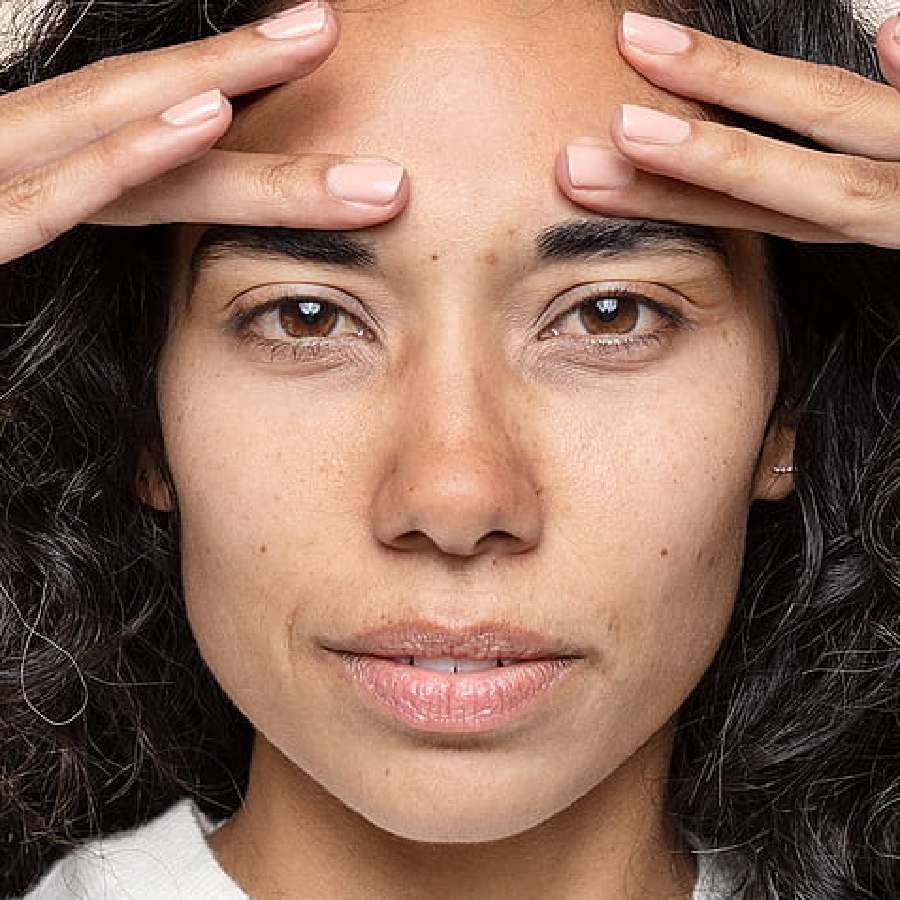 চায়ের ক্যাফিন দেহে অতিরিক্ত পরিমাণে প্রবেশ করলে শরীরে জলের ঘাটতি দেখা যায়। তারই প্রভাব পড়ে ত্বকে।