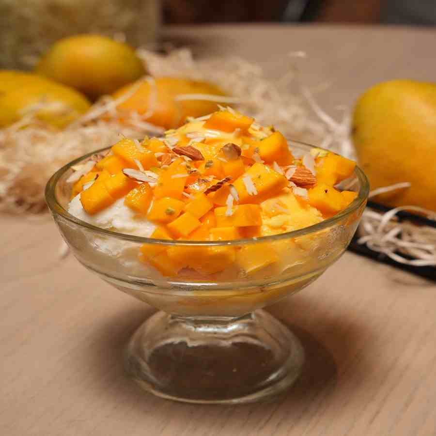 ম্যাঙ্গো আইসক্রিম উইথ নাট্‌স।