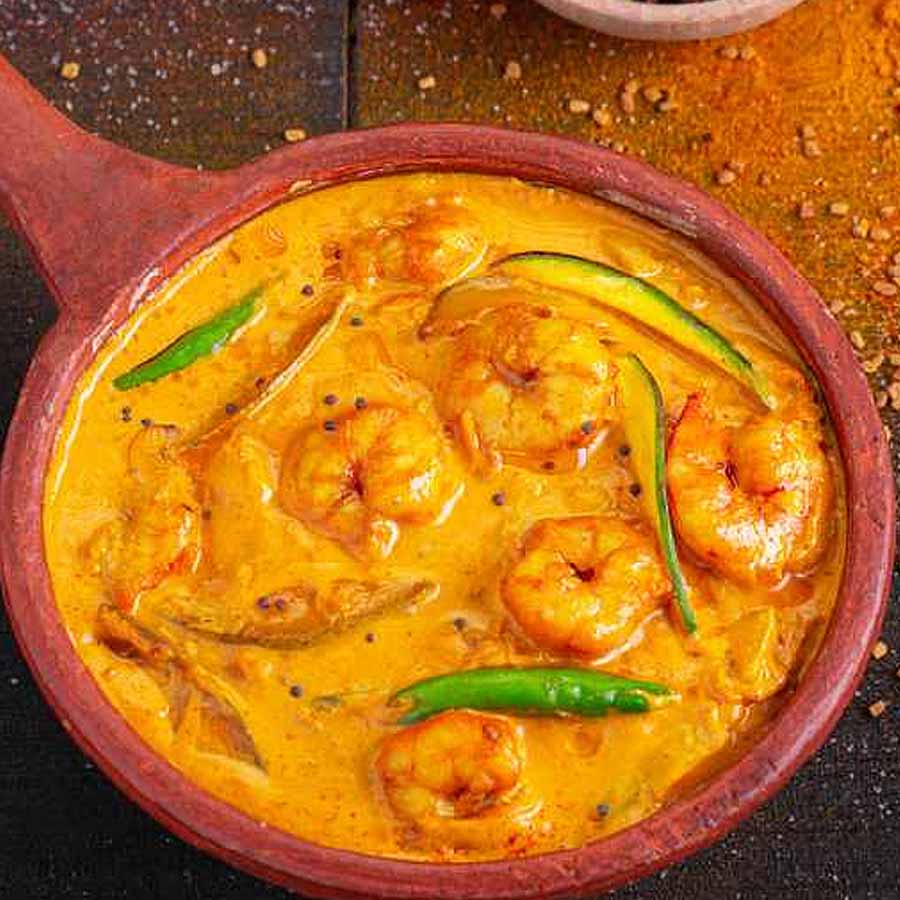 অতিরিক্ত তেল দিয়ে মাছের পদ না বানিয়ে খাওয়াতে পারেন চিংড়ি ভাপা।