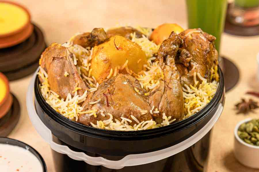 চিকেন বিরিয়ানি বাকেট।