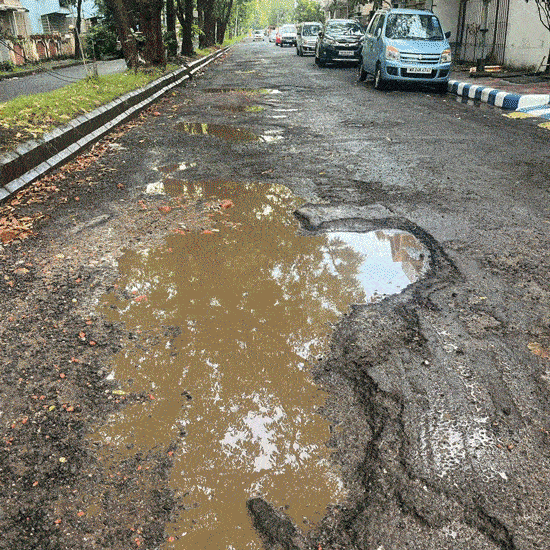সল্টলেকের রাস্তায় খানাখন্দ, দিকে দিকে উঠে গিয়েছে পিচ, সমস্যায় বাসিন্দারা।