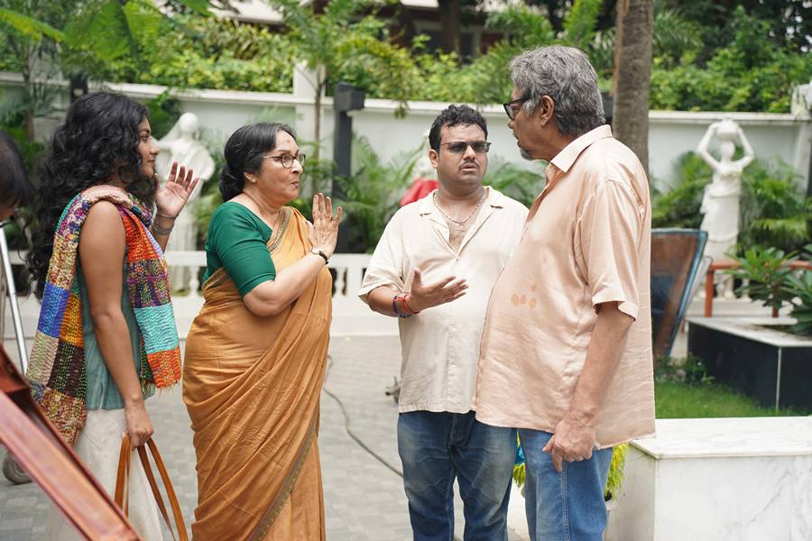 সেটে অপালা চৌধুরী, মমতাশঙ্কর, অঞ্জন দত্তকে শট বোঝাচ্ছেন পরিচালক সপ্তাশ্ব বসু।