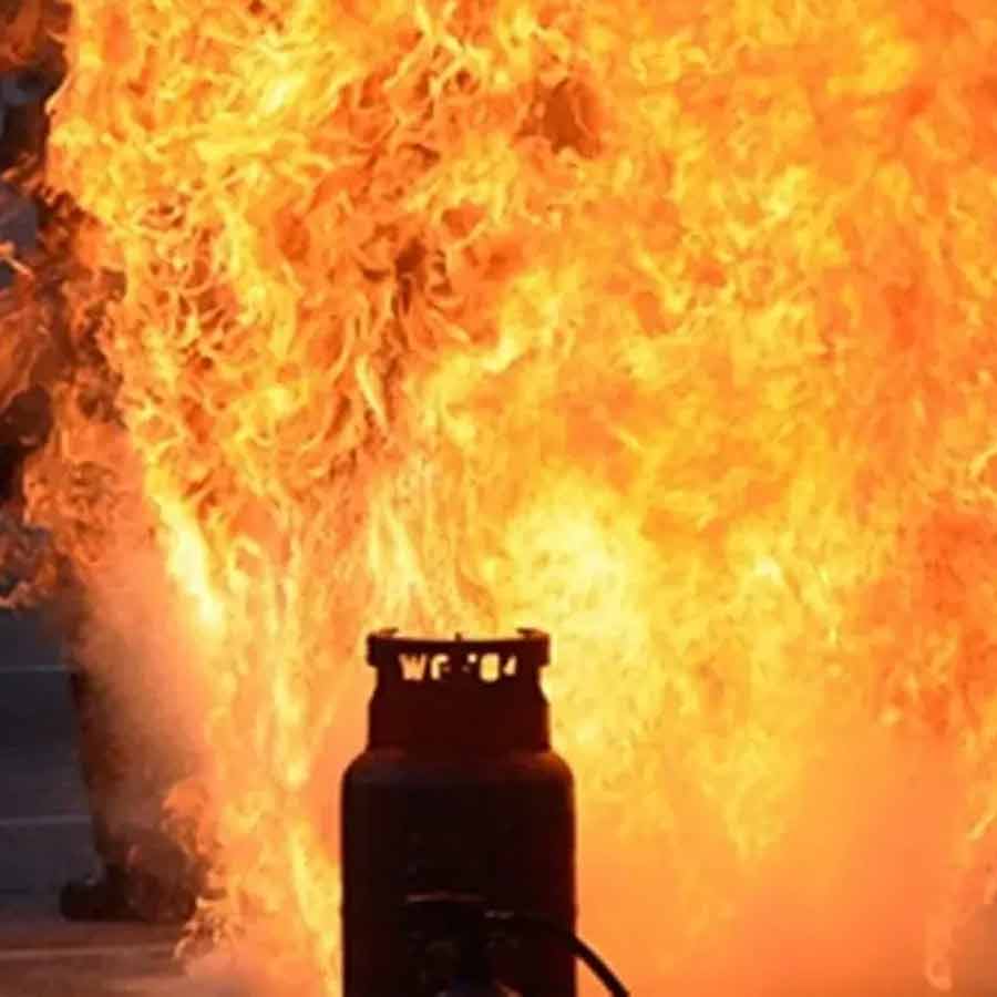 Gas cylinder leaked, Kolkata police ASI and his two relatives burned in Bankura Bishnupur dgtld