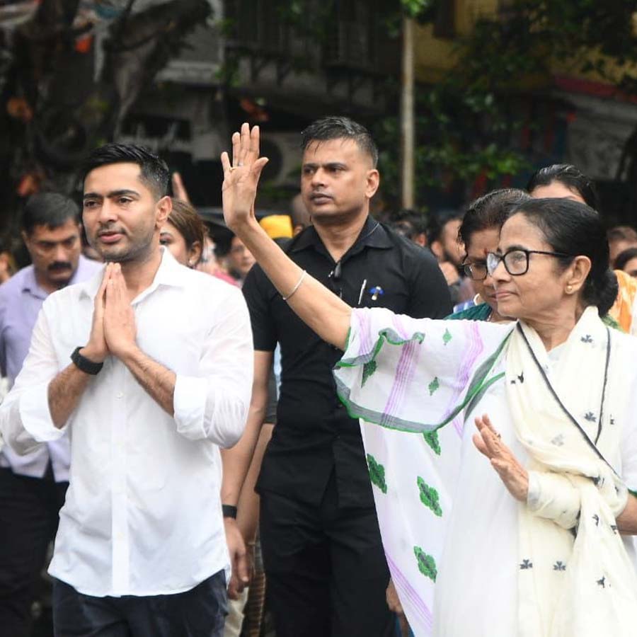 (বাঁ দিকে) অভিষেক বন্দ্যোপাধ্যায় এবং মমতা বন্দ্যোপাধ্যায় (ডান দিকে)।
