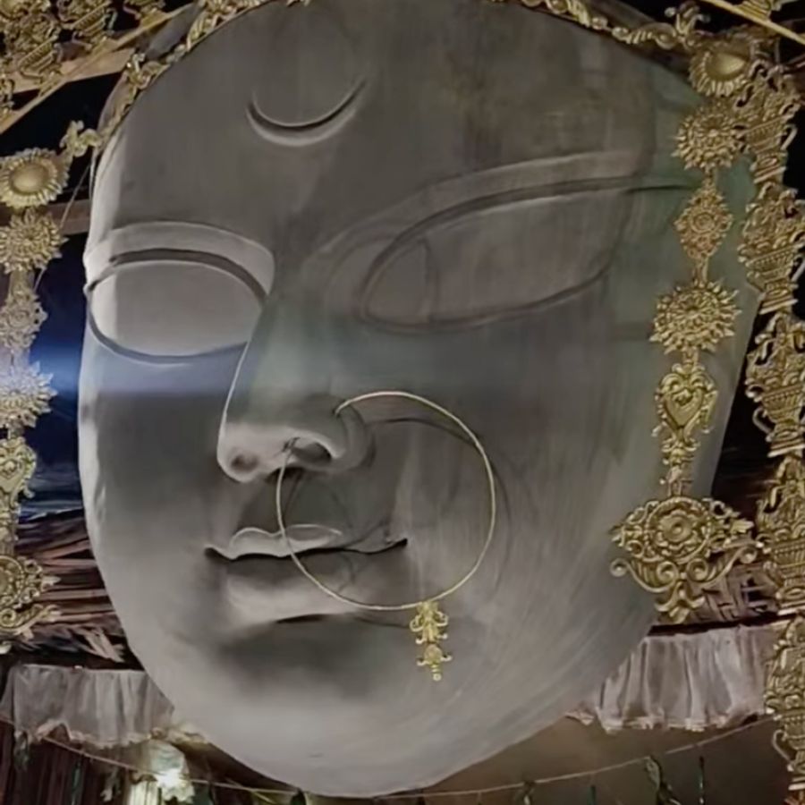 Kolkata CM Mamata Banerjee Offered Prayers at Posta Bazar Merchants Association Jagadhatri Puja 2025 a Story of Unity and Festivity dgtl