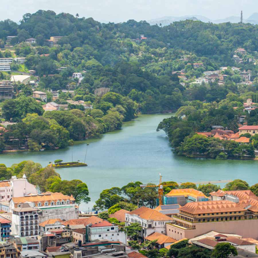 ছবির মতো সুন্দর ক্যান্ডি শহর।