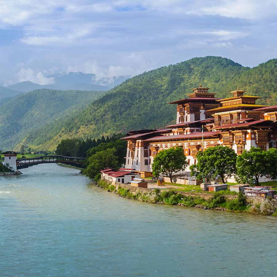 নদীর ধারে পুনাখা জং।