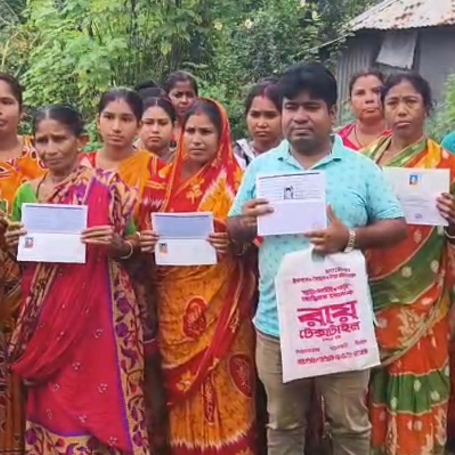 Fear of SIR in Birbhum Illambazar after death of an elderly man, families withdrawing life savings from bank dgtld