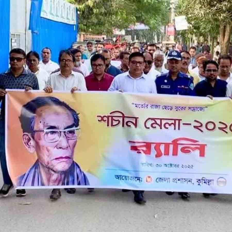 ‘শচীন মেলা’র মিছিল। কুমিল্লায়। নিজস্ব চিত্র