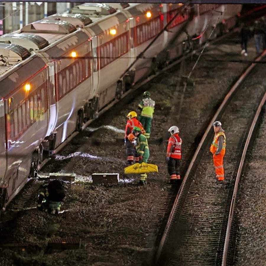 Many passengers attacked by miscreants inside running train in London dgtl