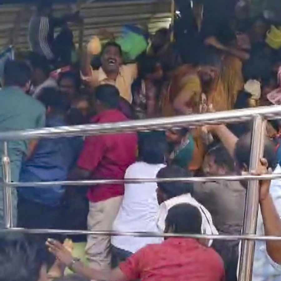 অন্ধ্রের বেঙ্কটেশ্বর মন্দিরে পুণ্যার্থীদের হুড়োহুড়ি। ছবি: পিটিআই।