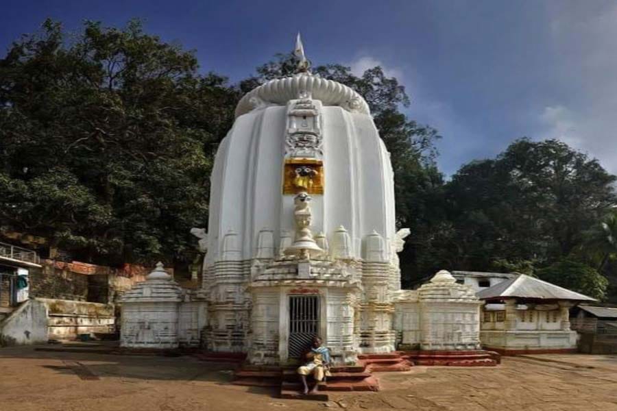 পাহাড়ের মাথায় কপিলাস মন্দির।