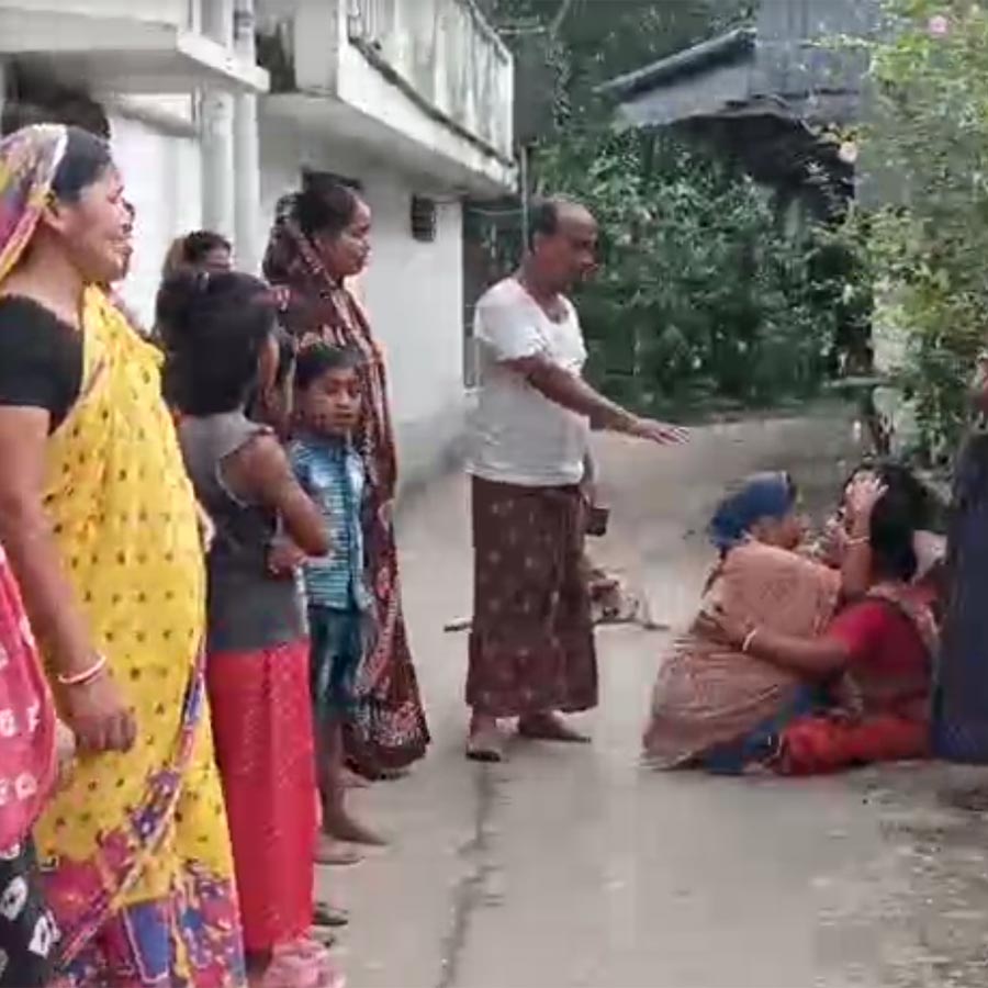 সপ্তম শ্রেণির এক ছাত্রের রহস্যজনক মৃত্যুকে কেন্দ্র করে ব্যাপক উত্তেজনা ছড়াল ভগবানপুরে।