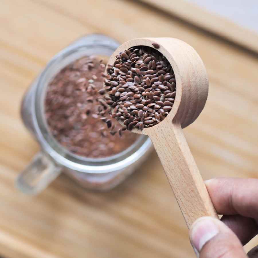 ওমেগা-৩-ফ্যাটি অ্যাসিড আর  অ্যান্টি-অক্সিড্যান্টে ভরপুর এই বীজ খেলে পেটও অনেক ক্ষণ ভরা থাকে। 