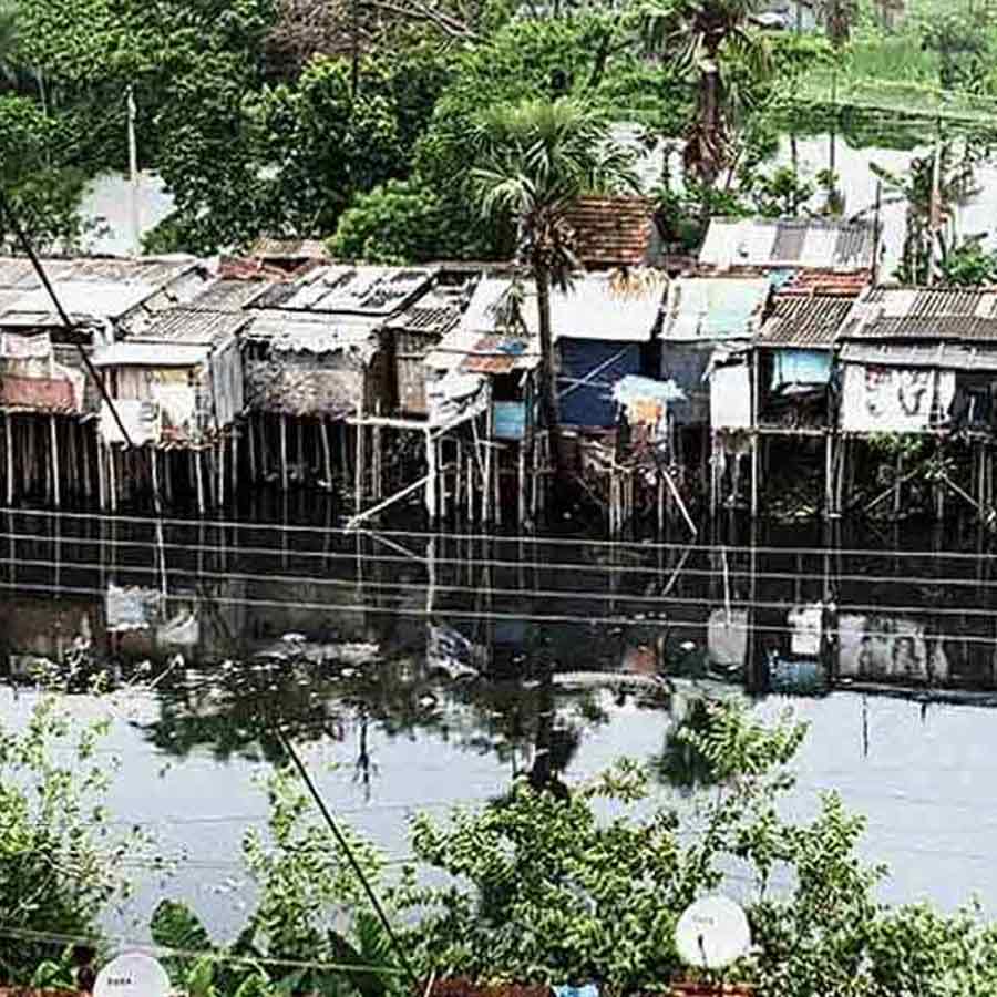 State Government yet to execute the plan of using machinery to clean dirty canals, still relies on Manpower