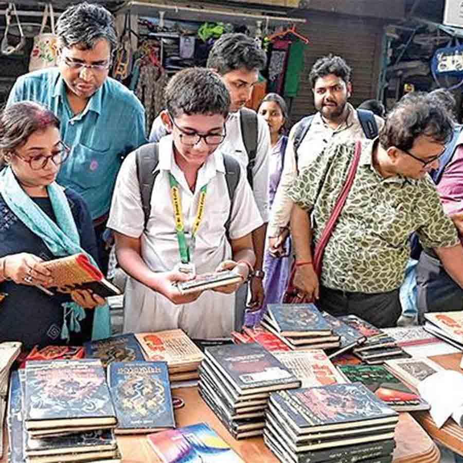 Peopel crowded at college street to buy books due to huge discount