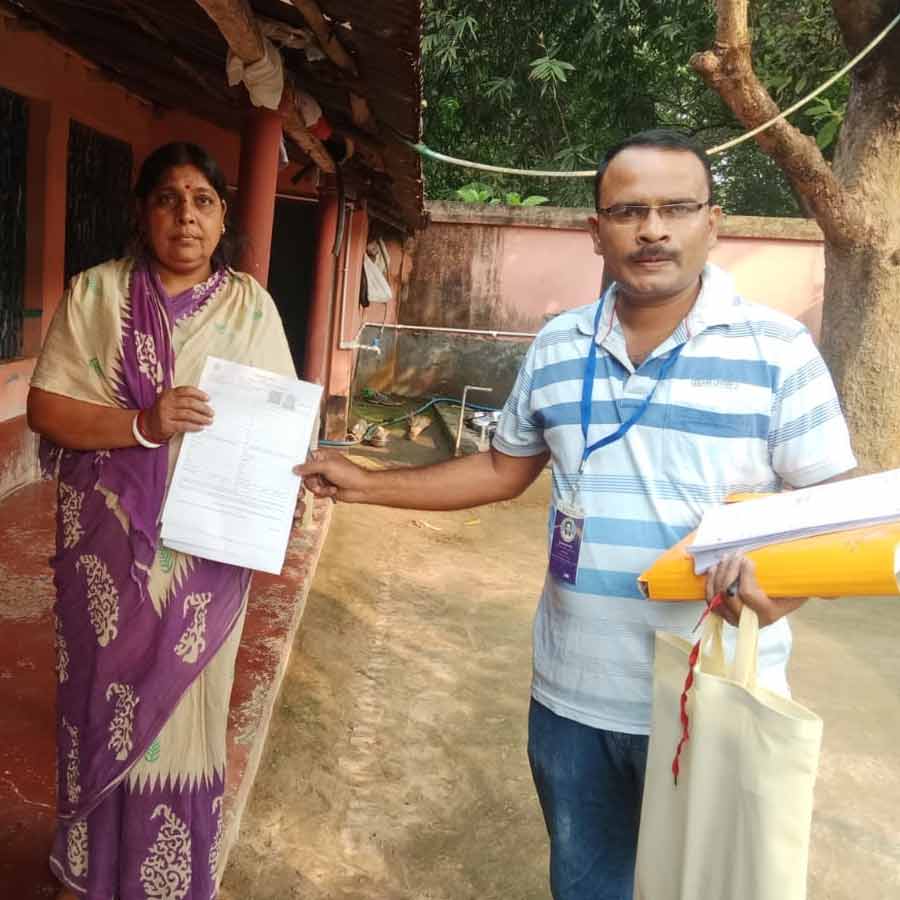 মঙ্গলবার সকালে পূর্ব বর্ধমানে এসআইআরের জন্য এনুমারেশন ফর্ম বিলি।