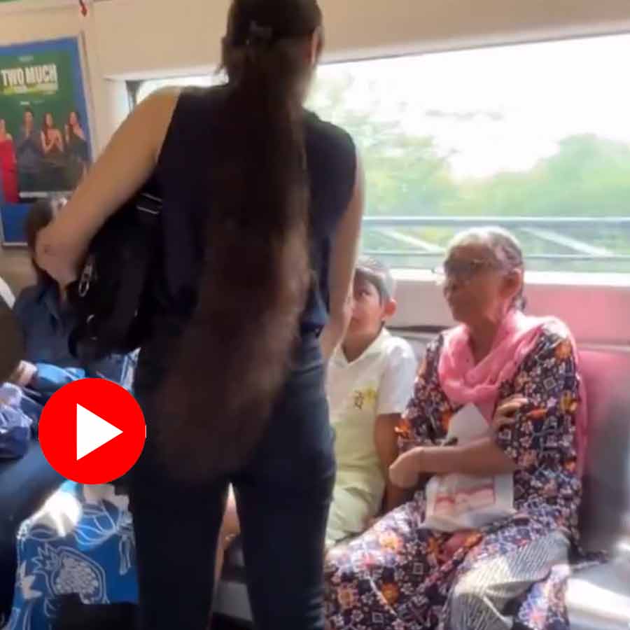 Video of woman arguing with elderly passenger over seat in Delhi metro coach goes viral dgtl