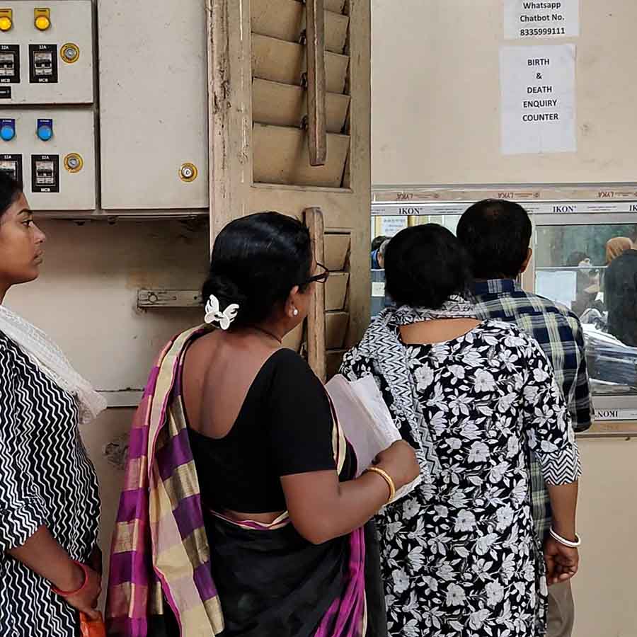 SIR in West Bengal pushes people to throng at KMC in search of their birth certificates dgtl