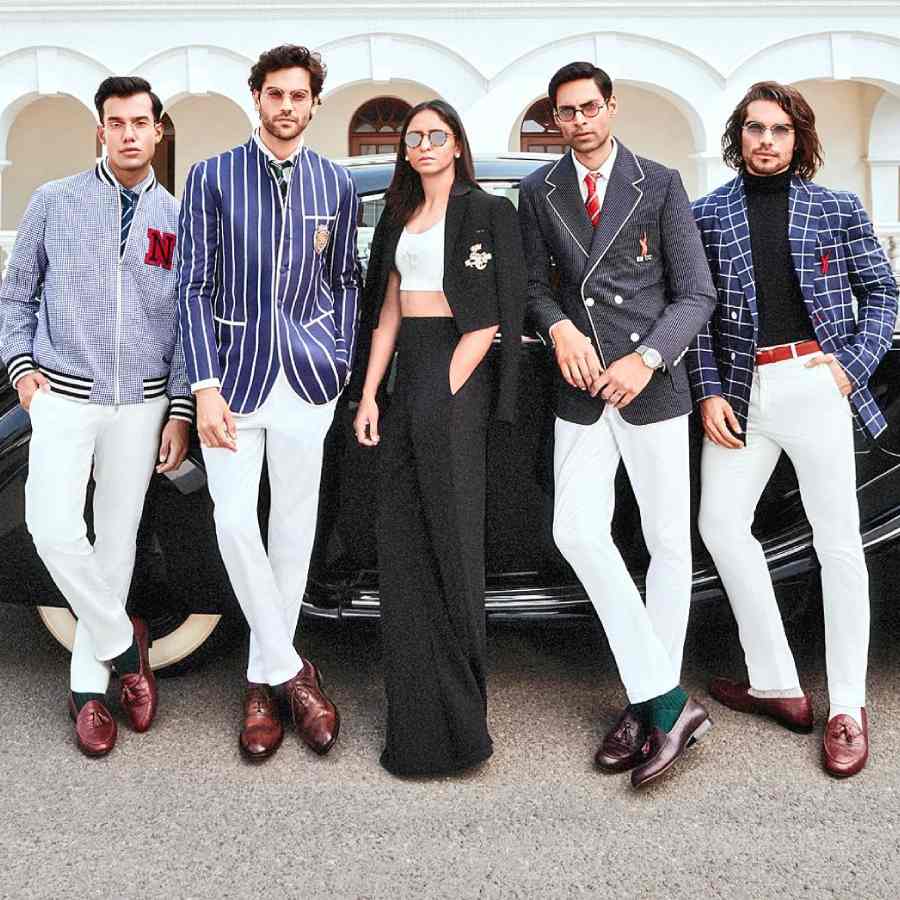 পোশাকশিল্পীদ্বয় শান্তনু এবং নিখিলের হয়ে হরমনের ফটোশুট ভাইরাল হয়েছিল। 