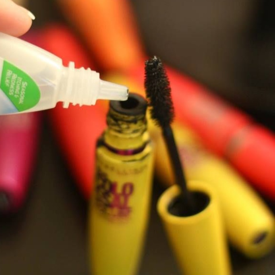 স্যালাইন দিয়ে মাস্কারার শুষ্কতা দূর করুন।