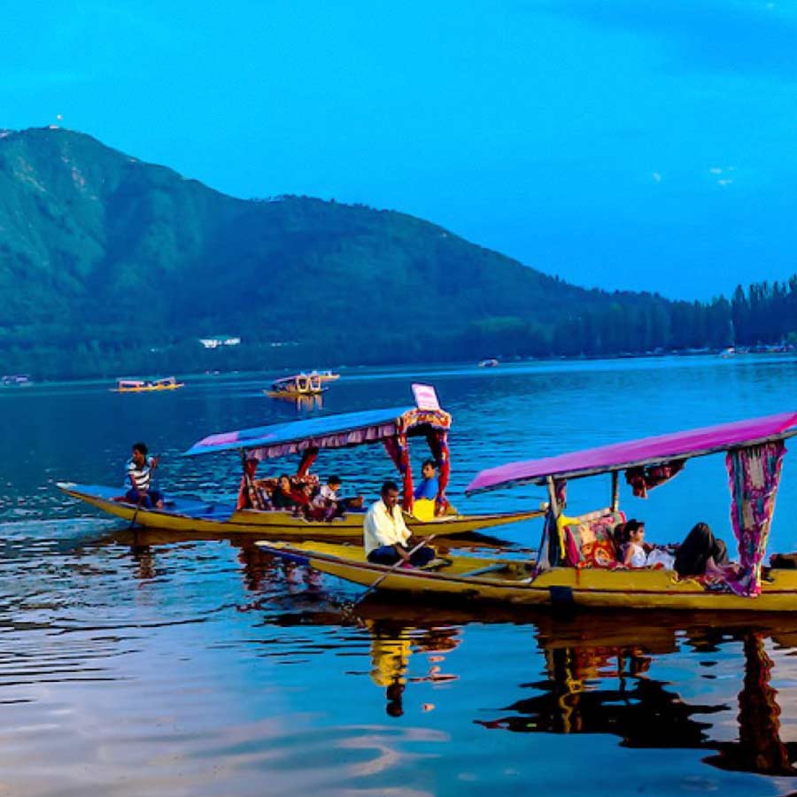 ভ্রমণার্থী নেই পর্যটনের মরসুমে। 