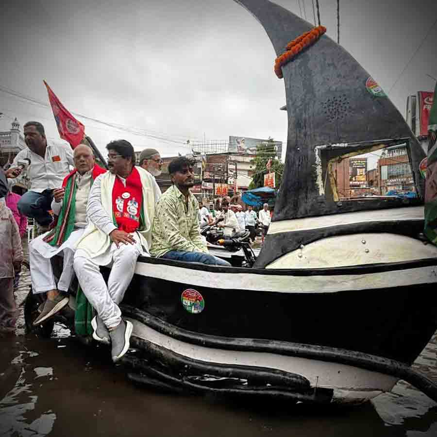 In poll-bound Bihar VIP candidate campaigns on a boat to protest the waterlogging issue in Darbhanga dgtl