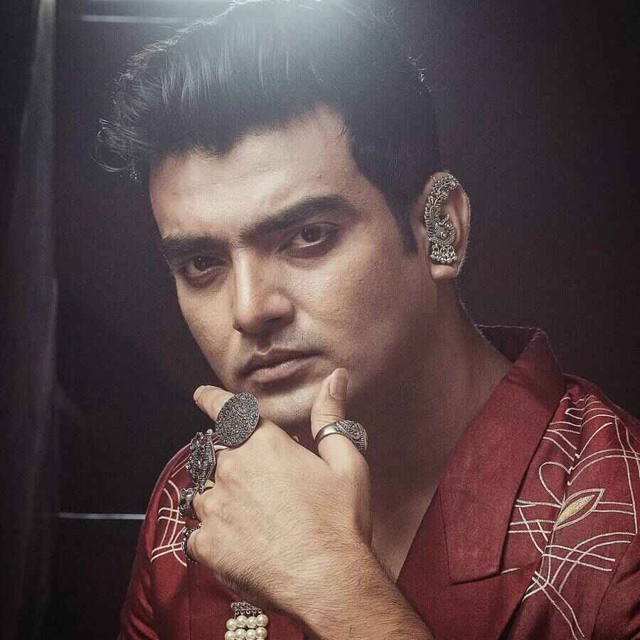 নতুন সাজে নতুন ভাবে অর্ণব বন্দ্যোপাধ্যায়।