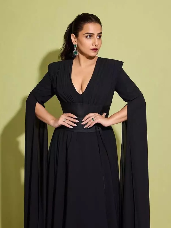 রোগা হওয়ার পর নানা রকম পোশাক এবং লুক নিয়ে পরীক্ষানিরীক্ষা করছেন বিদ্যা। 