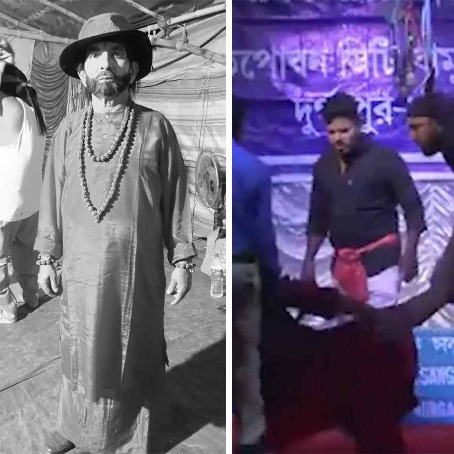 (বাঁ দিকে) অভিনেতা শুভাশিস ঠাকুর। সংলাপ বলতে বলতে মঞ্চে ঢলে পড়লেন অভিনেতা (ডান দিকে)।